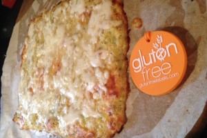 cheesy, garlic cauliflower pizza
